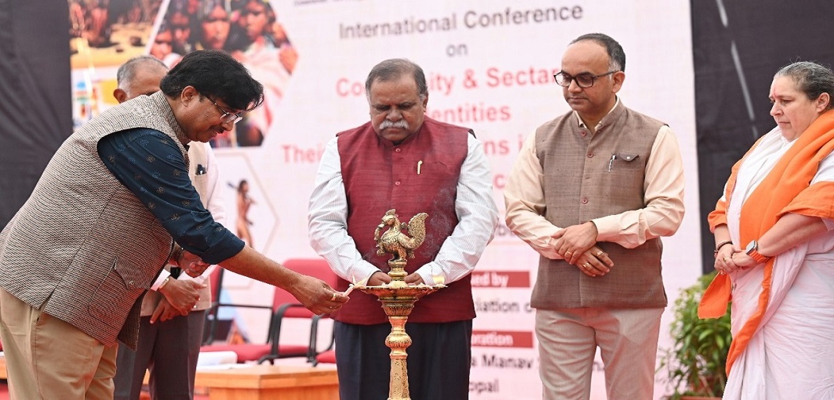 The delegates innaugurating the International Conference.